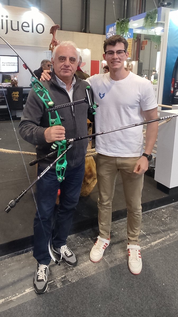 Junto a <a href="/PedroPSanmartin/">Pedro P. San Martín</a> en Fitur.

Un placer charlar y comer jamón de <a href="/AytoGuijuelo/">Ayto de Guijuelo</a> con uno de los periodistas deportivos mas importantes de España.

#deporte