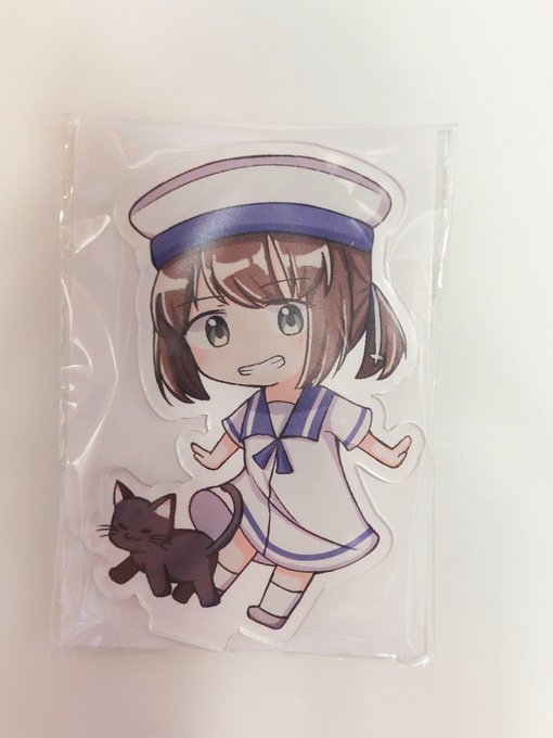 1/22 軍令部で頒布する「大東アクスタ」届きましたーー!!!!木製台座で猫型になってます!!アクスタの大きさはそこそこでかいです。私のGalaxyスマホケースと比較してみたので4枚目参考にしてね 