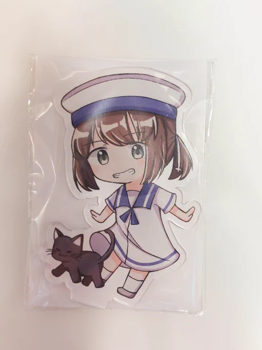 1/22 軍令部で頒布する「大東アクスタ」届きましたーー!!!!木製台座で猫型になってます!!アクスタの大きさはそこそこでかいです。私のGalaxyスマホケースと比較してみたので4枚目参考にしてね 