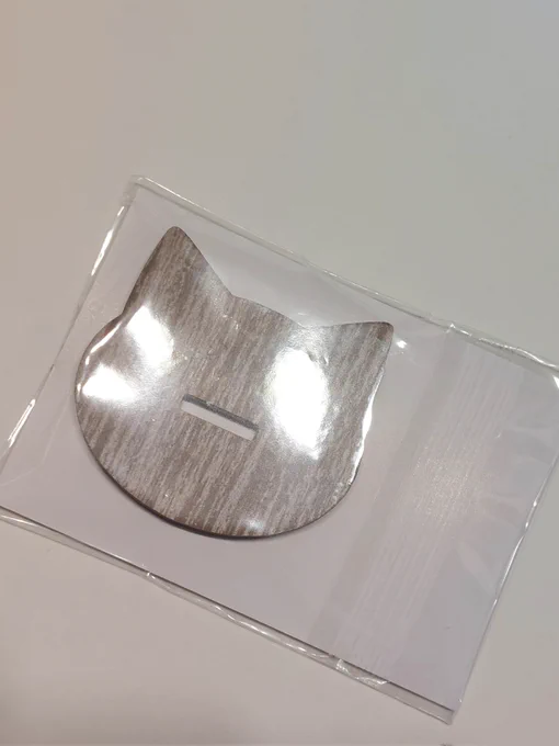 1/22 軍令部で頒布する「大東アクスタ」届きましたーー!!!!木製台座で猫型になってます!!アクスタの大きさはそこそこでかいです。私のGalaxyスマホケースと比較してみたので4枚目参考にしてね 