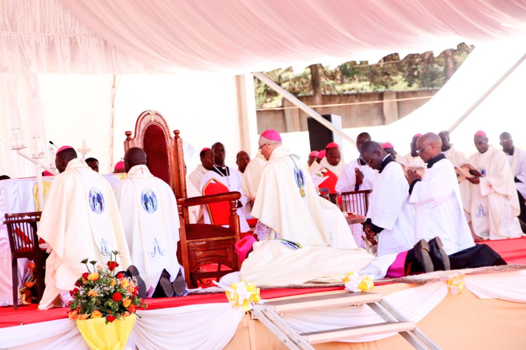 Nakhumicha_S's tweet photo. Joined H.E President @WilliamsRuto, Prime Cab. Sec. @MusaliaMudavadi, Speaker @HonWetangula, Gov @Natembeya_G, other leaders and the Catholic Church for the Episcopal Ordination and Installation Mass of Monsignor Henry Juma Odonya as the Bishop of the Catholic Diocese of Kitale. https://t.co/QmAHy2wQOa
