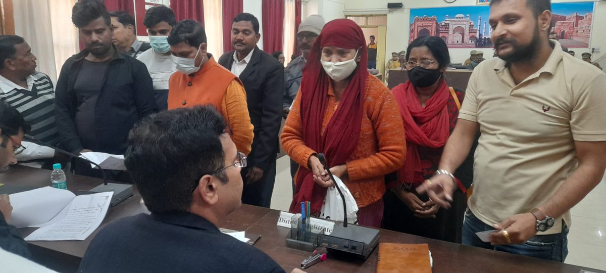 जिलाधिकारी #Agra द्वारा एसडीएम सदर/अन्य सम्बन्धित अधिकारियों के साथ तहसील सदर में "सम्पूर्ण दिवस" के अवसर पर जनसमस्याओं को सुना और शीघ्र शिकायतों का गुणवत्तापूर्ण नियमानुसार निस्तारण हेतु निर्देशित किया।