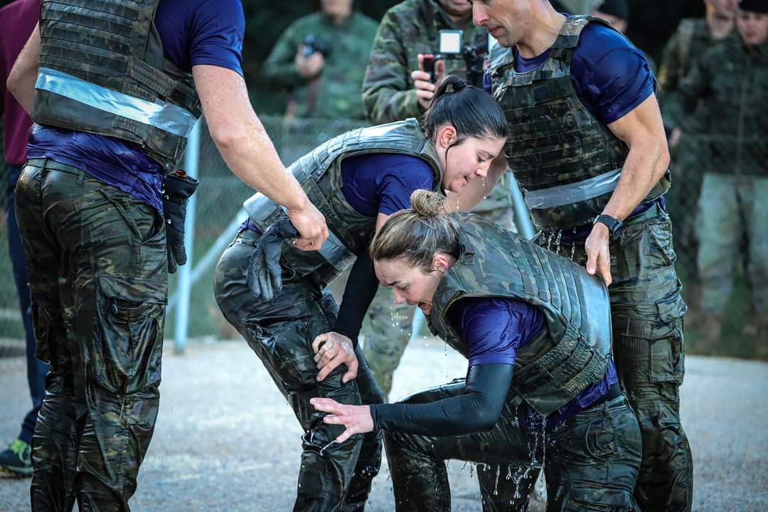 FUTER_ET's tweet photo. La #BRIPAC ha organizado la prueba de Instrucción Física Operativa (IFO) Memorial "Cabo Suárez", consta de pruebas aeróbicas🏃‍♂️🏃‍♀️ y anaeróbicas💪, válido para el Trofeo 23F, fecha del 1er salto en paracaídas del ET
 #Paracaidistas🪂
#Somostuejercito https://t.co/C4UcN7CB9w