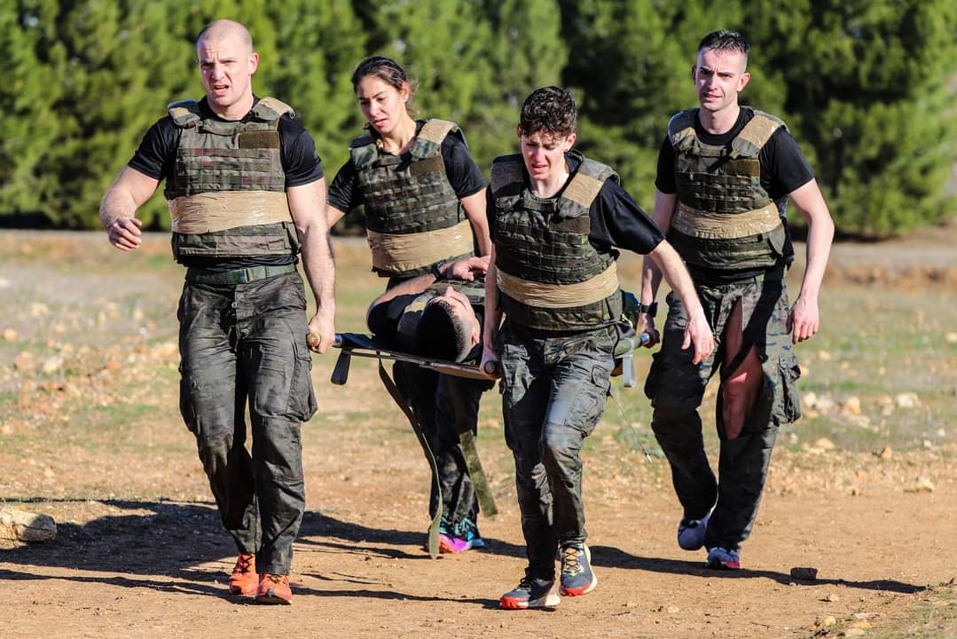 FUTER_ET's tweet photo. La #BRIPAC ha organizado la prueba de Instrucción Física Operativa (IFO) Memorial "Cabo Suárez", consta de pruebas aeróbicas🏃‍♂️🏃‍♀️ y anaeróbicas💪, válido para el Trofeo 23F, fecha del 1er salto en paracaídas del ET
 #Paracaidistas🪂
#Somostuejercito https://t.co/C4UcN7CB9w