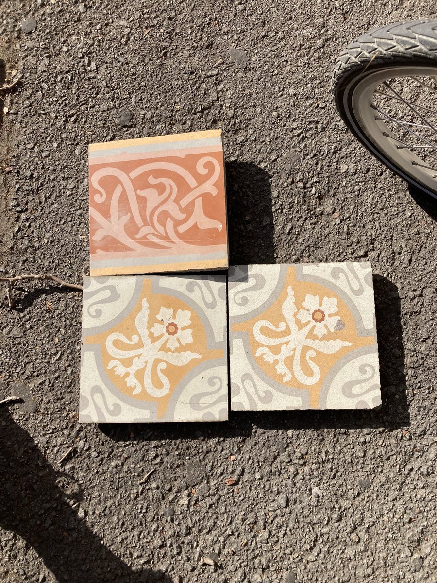 rajolesdebcna's tweet image. El primer dia totes trencades. El segon un parell de bones. Disseny de l’arquitecte Bonaventura Bassegoda per Escofet. #perseverant #rajolesdebarcelona #recupera #mosaic #rajolahidraulica #recicla #Fitur2023 #ShakiraPique #patrimoni #espairajola