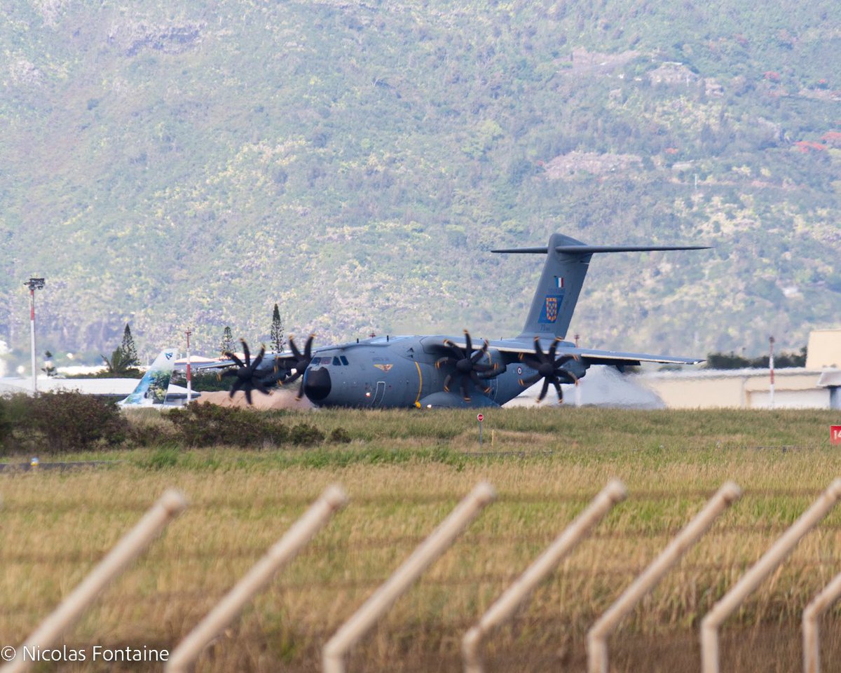 Le monstre 😈🇫🇷

✈️ : Airbus A400M Atlas 
🧑‍✈️ : Armée de l'air et de l'espace - Escadron de transport 1/61 Touraine
📸 : Canon 4000D + 55-250mm

#plane #avion #planespotting #spotting #armeedelair #a400m #airbus #france #iledelareunion #ileintense