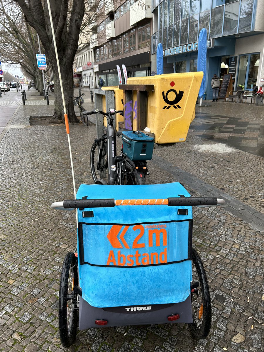 Ich bin stark verliebt in meinen neuen Aufkleber für den Fahrradanhänger von <a href="/glckskind_de/">@glckskind@mastodon.social</a>.
Weil der Aufkleber auf dem Nylonstoff eventuell abgehen könnte, habe ich den Sticker auf ein Stück Vinyl geklebt und daraus ein Schild genäht.