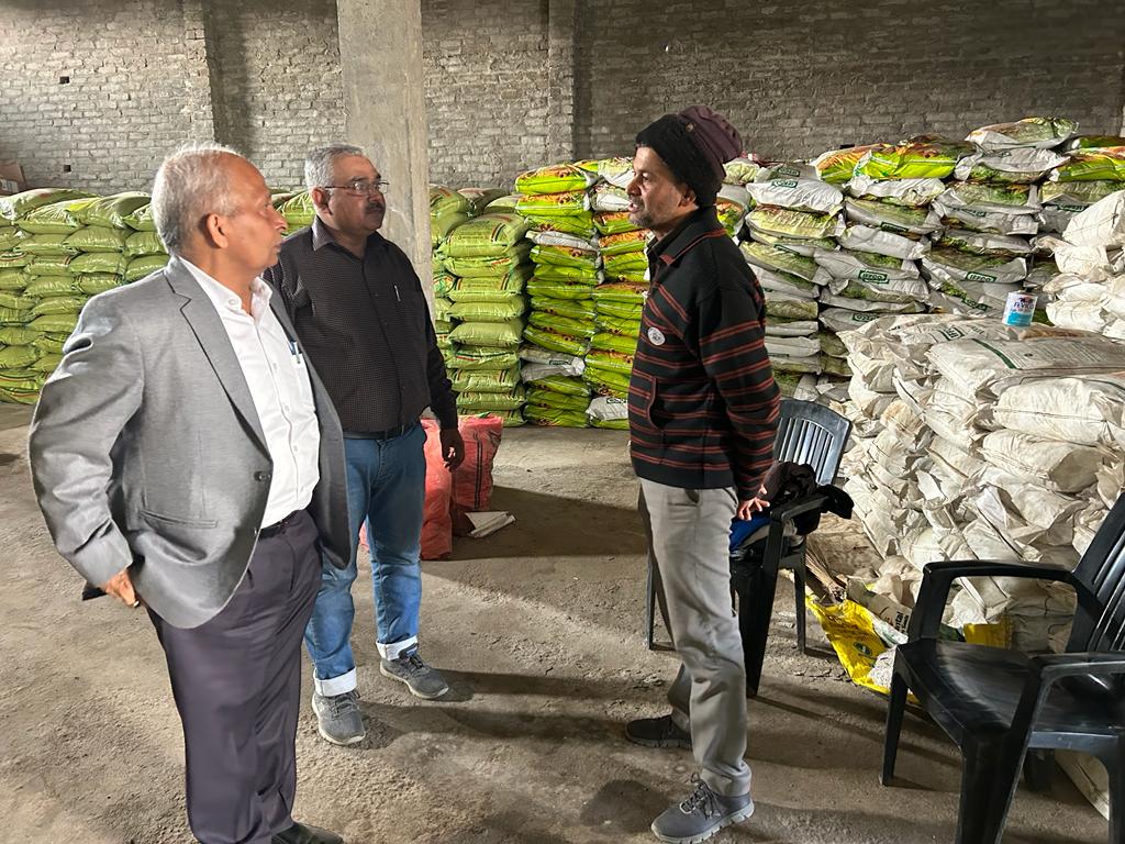 IFFCO_UP's tweet photo. दिनांक 21/01/2023 को #सीतापुर के #IFFCO #eBazar केंद्र सिधौली का भ्रमण @iffcoyogendra विपणन निदेशक इफ़को द्वारा किया गया l उनके द्वारा किसानों से बातचीत के क्रम में #IFFCONanoUrea के प्रयोगोपरांत उत्साहित किसान भाइयों के अनुभवों को जाना गया। @drusawasthi @IFFCO_PR https://t.co/ARCrvQh9m8