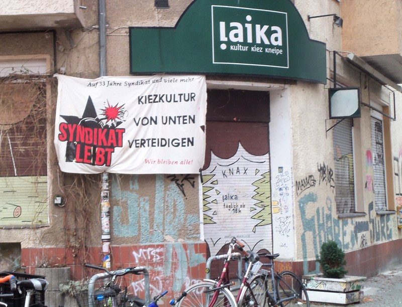 nk_12049's tweet photo. Die Kiezkneipe #SyndikatLebt seit gestern weiter im Ex-Laika Emserstr. 131 #Neukölln. Das alte Syndi in der Weisestrasse steht weiter leer.
Deshalb immer noch: #PearsGlobal enteignen - Die Stadt der Reichen angreifen! https://t.co/MGwe020KVs