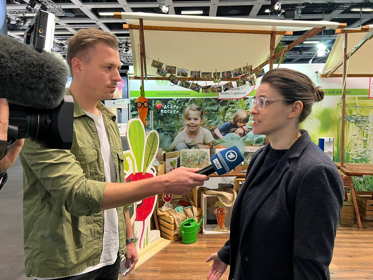 leafliess's tweet photo. Live-Interview um 7.35 Uhr mit dem Moma, feierliche Eröffnung mit @cem_oezdemir und @FranziskaGiffey und viele coole AgrarScouts an der Seite - was für ein toller Start in 10 Tage ErlebnisBauernhof auf der @gruenewoche! Hier gehts übrigens zum Interview: https://t.co/3DX9TBkUHM https://t.co/nzGkcVdsQX