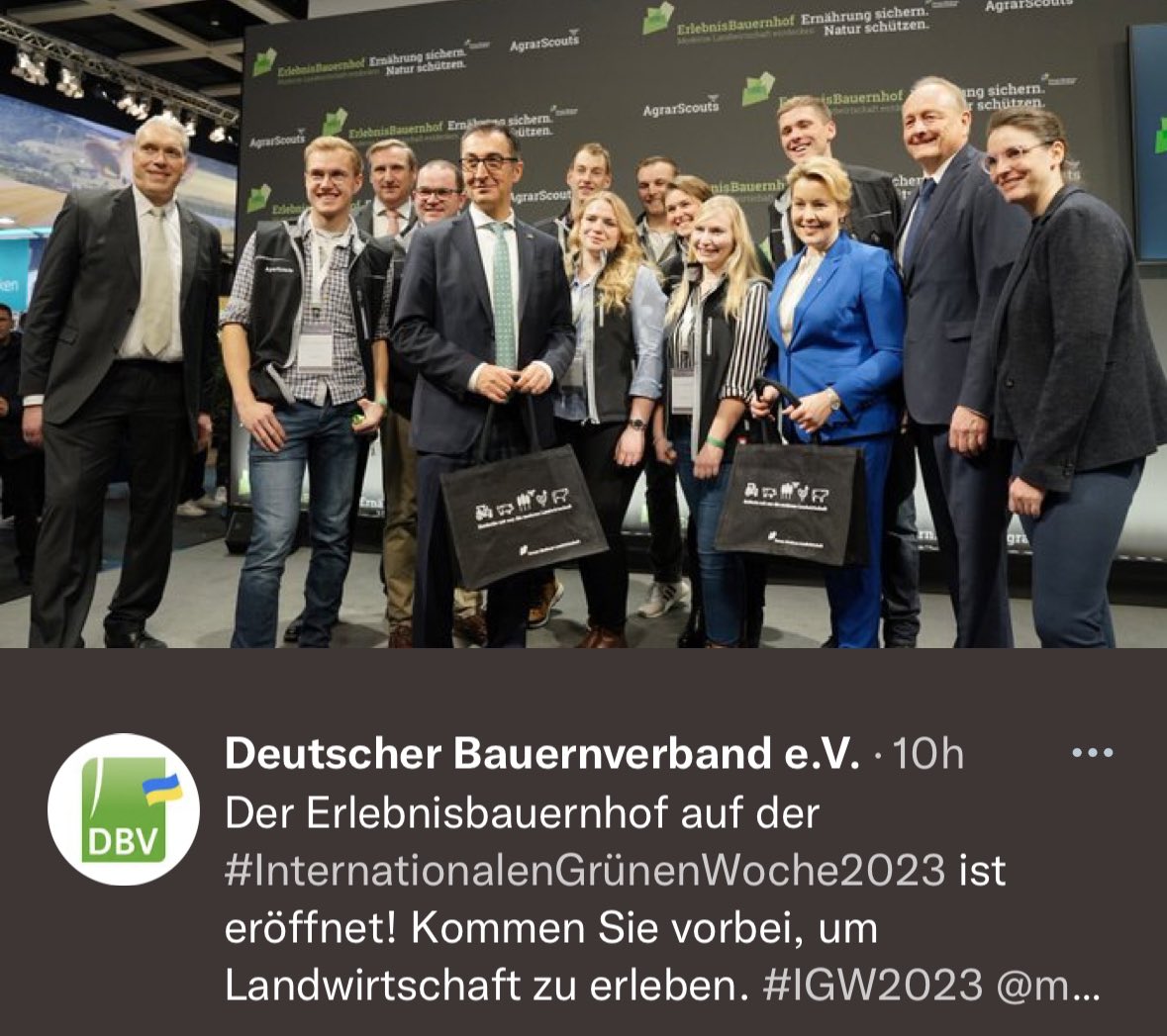 leafliess's tweet photo. Live-Interview um 7.35 Uhr mit dem Moma, feierliche Eröffnung mit @cem_oezdemir und @FranziskaGiffey und viele coole AgrarScouts an der Seite - was für ein toller Start in 10 Tage ErlebnisBauernhof auf der @gruenewoche! Hier gehts übrigens zum Interview: https://t.co/3DX9TBkUHM https://t.co/nzGkcVdsQX