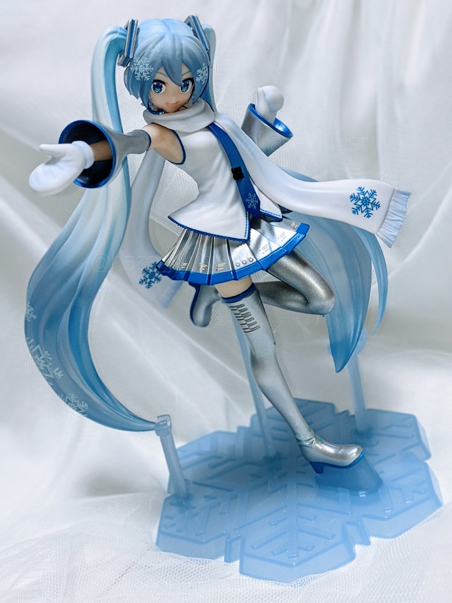 初音ミク ,ラビット・ユキネ ,雪ミク 「雪ミク一番くじ引いてきましたかわいい、、、 」|伯世のイラスト