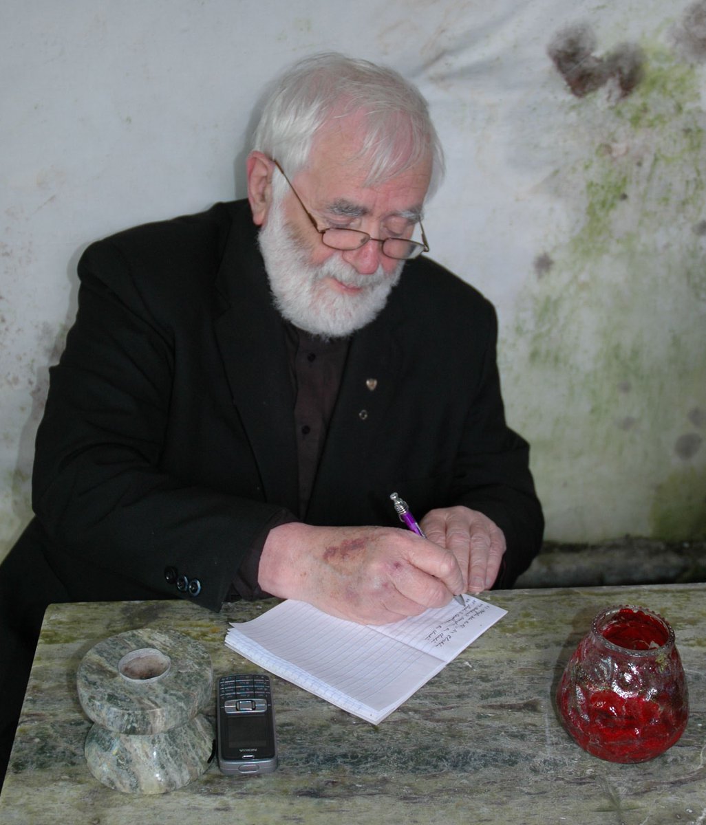 An tAth Micheál Mac Gréil RIP. Laoch ar lár. Gael. Aoire Fónta. Sagart ar fad! Leaba i measc na Naomh go raibh aige!