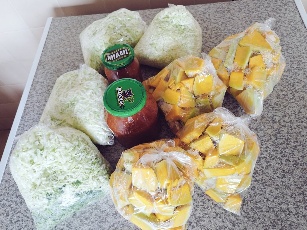 GirlMpuse's tweet photo. That moment you wanna cook full meal but you are lazy to chop your vegetables, that's where I enter 🤌🏿🤌🏿🤌🏿call me, let me deliver for you when you are around Alberton, vereeniging, De Deur, Meyerton, I am based in Walkerville, delivery arrangements can be made. #InMyOffice https://t.co/kyht3pRVIQ