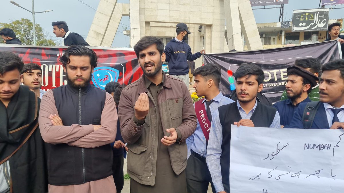 mohsinfarooq712's tweet photo. میرپور کے طلبہ نے کشمیر بھر کی نمائندگی کا حق ادا کیا انٹرمیڈیٹ کے طلبہ کے ساتھ سلیبس کے نام پر کھلواڑ ہو رہا ابھی تک یہی فیصلہ نہیں ہو سکا کیا پڑھائیں۔آخر اتنا ظلم کیوں مقتدر حل��ے اس کا بات کا نوٹس لیں اور طلبہ کے ساتھ کھلواڑ بند کیا جائے۔
@TanveerIlyas @PTIAJK_Official https://t.co/1yB7itCsbW