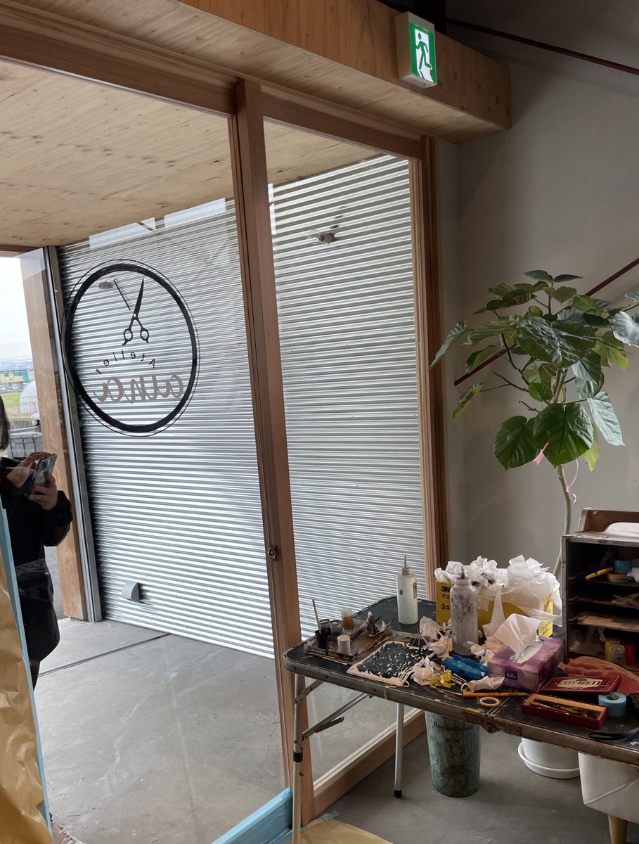 dapooo's tweet photo. 坂井市にある美容室「Aterie aina」さまのドアに、お店マークをハンドペイント

キュートなオーナー様が営む店内は、とっても漢前なWarehouse style！！

thanks！！
organic housing  様

#ウインドウサイン
#手書き看板
#handpainted
#windowsign
#看板 
#カスタムペイント
#福井
#鯖江
#河和田 https://t.co/133PQtRhYj