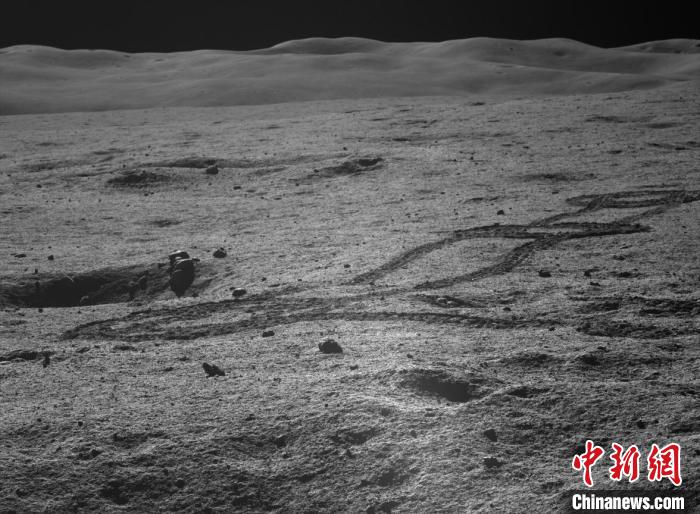 CNS1952's tweet photo. 【兔年送祝福 國家航天局公布玉兔二號最新工程圖片】1月21日，兔年春節來臨之際，國家航天局公布玉兔二號最新工程圖片，向大家送上新春祝福。玉兔二號月球車已經工作超過4年，目前已累計行駛近1500米，對外發布各級科學數據超過940.1GB。#科技中國 #春節 https://t.co/nfN0qHW6EQ