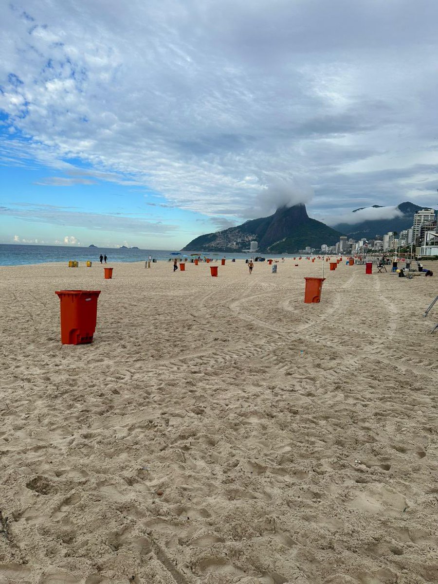eduardopaes's tweet photo. Recebi do secretário @CavaliereRJ as duas fotos e o comentário:  “mar de lixeiras da comlurb na areia da praia.  quem sujar é cara de pau sem vergonha mesmo”.  Concordo com ele.  Cuidem da cidade!  Por favor! https://t.co/RPuXBIpxq7