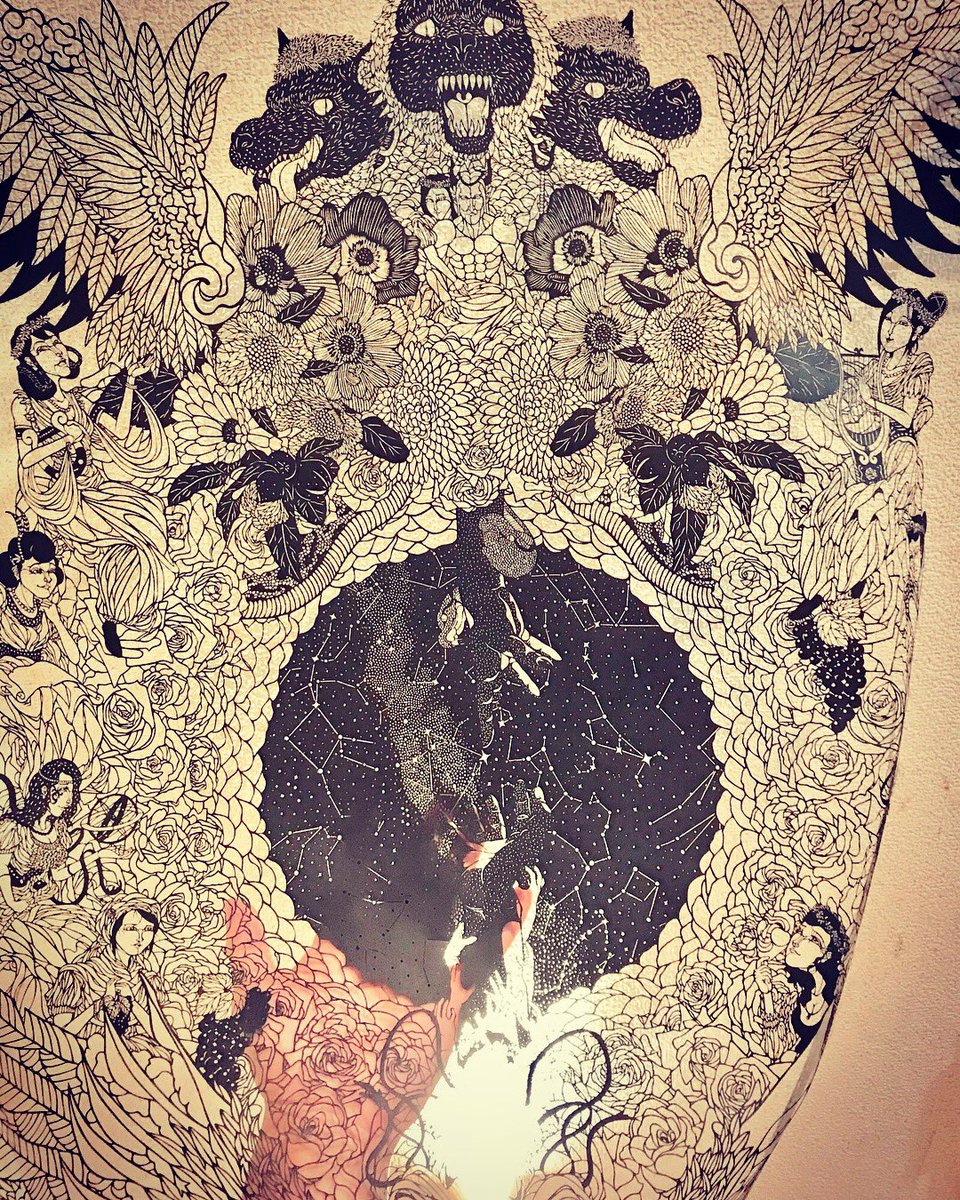 「切り絵作品は手に持てるのでこうやって持ち上げたりするとたわんだりゆがんだりして面」|下村優介【現代切り絵作家】のイラスト