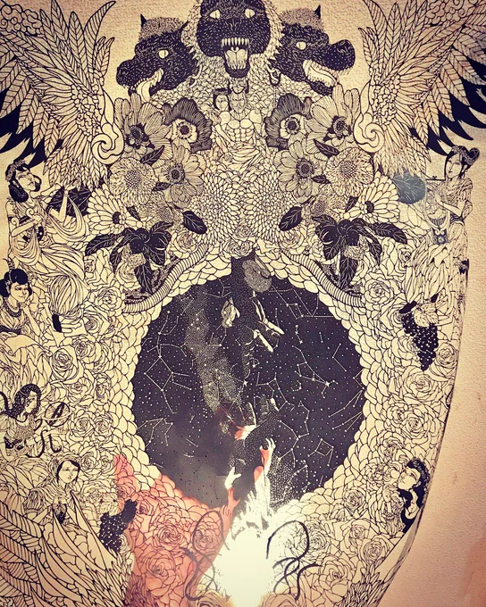切り絵作品は手に持てるのでこうやって持ち上げたりするとたわんだりゆがんだりして面白いですね。切り絵によるイラストレーション作品。是非リツイートをお願いしますToday's papercuttingwork.If you want to see more my works, please follow me. #切り絵 #papercuttingart #art 