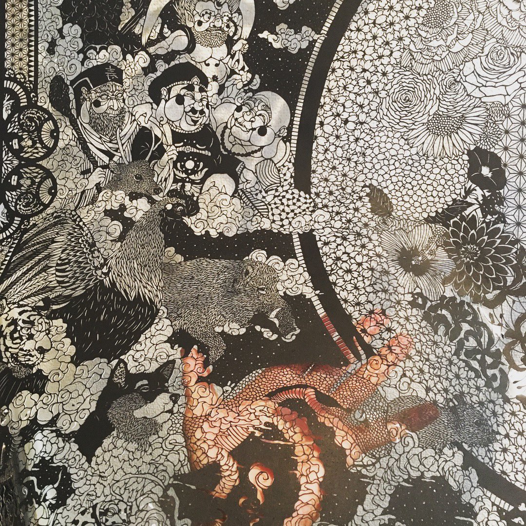 「切り絵作品は手に持てるのでこうやって持ち上げたりするとたわんだりゆがんだりして面」|下村優介【現代切り絵作家】のイラスト