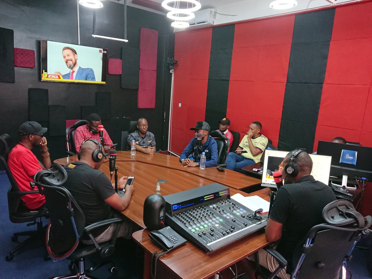 EngineerMagogo's tweet photo. Gucikanwa ni uguhomba on @bbfmumwezi 95.3FM Abakunzi ba Arsenal na Manchester united Murahari? #BaNyirabyo turi kumwe 💯👏👏
https://t.co/Ef5VLrgNOp
@jadocastar
@HassanMuhire1
#Eric #Desire
#djpius https://t.co/0YZy1BtocL