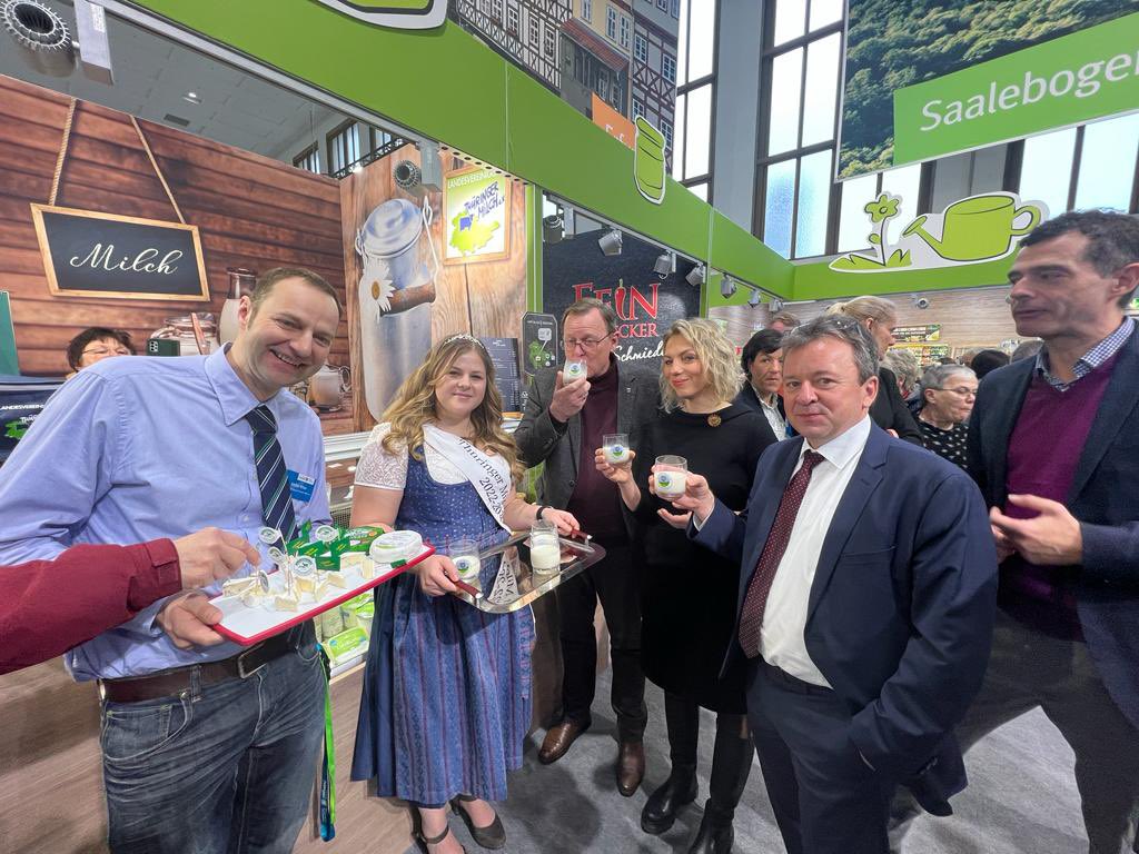 #IGW2023 in #Berlin lädt ab heute BesucherInnen ein. #Landwirtschaft zum Anfassen! Ministerpräsident <a href="/bodoramelow/">Bodo Ramelow</a>, Ministerin des @TMIL_Thueringen @SuzaKarawanskij &amp; Präsident des <a href="/BauernverbandTH/">Thüringer Bauernverband</a> @KlausWagnerEF nutzen den Tag für einen Rundgang bei Ausstellern aus #Thüringen. ah