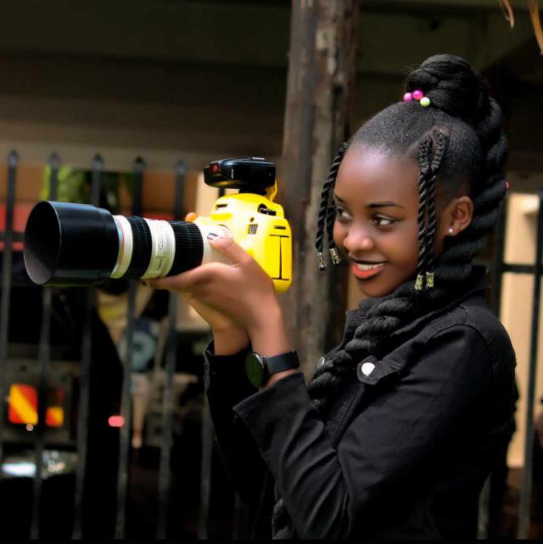 IdyRash's tweet photo. Relax I wanna take a pic of you smiling🤗😁buh unfortunately the flight mode is in my phone😅😅😅if u know u kno https://t.co/cKV7znKznE