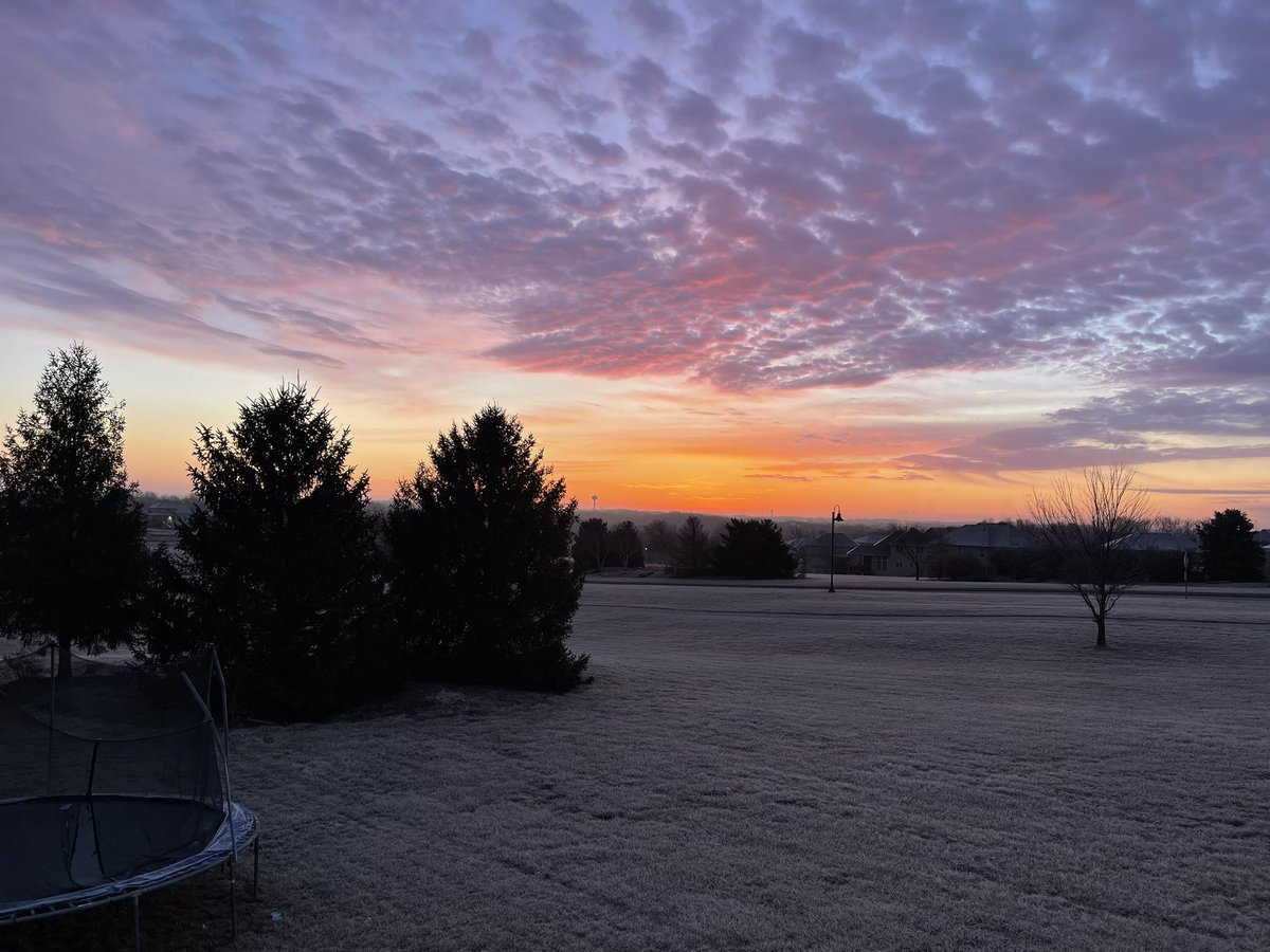 LyndyLuKC's tweet photo. Red sky in the morning Jaguars take warning!!!! ❤️💛
Go Chiefs!!! #Chiefs #KC @LindsayShively @Chiefs https://t.co/WsDGpFenuk