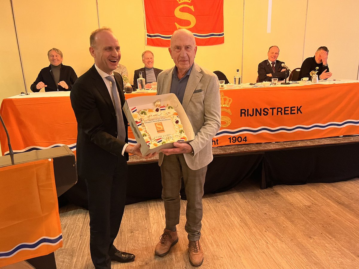 lvtvij's tweet photo. Niet 25, 40, 50, 60, 70 of 75 jaar lid maar, maar liefst 85 jaar lid van SchipperVereniging Schuttevaer! Dat verdient een “lekker speldje”! https://t.co/yuVSl4xFmA