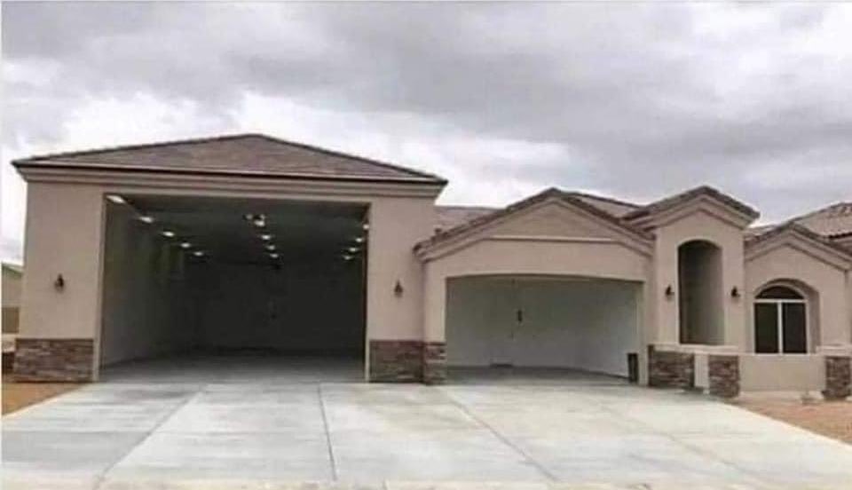 ListerLawrence's tweet photo. 1 Bedroom, 1 Bathroom, 18 Car Garage. 👌 https://t.co/0oRDY0sSBW