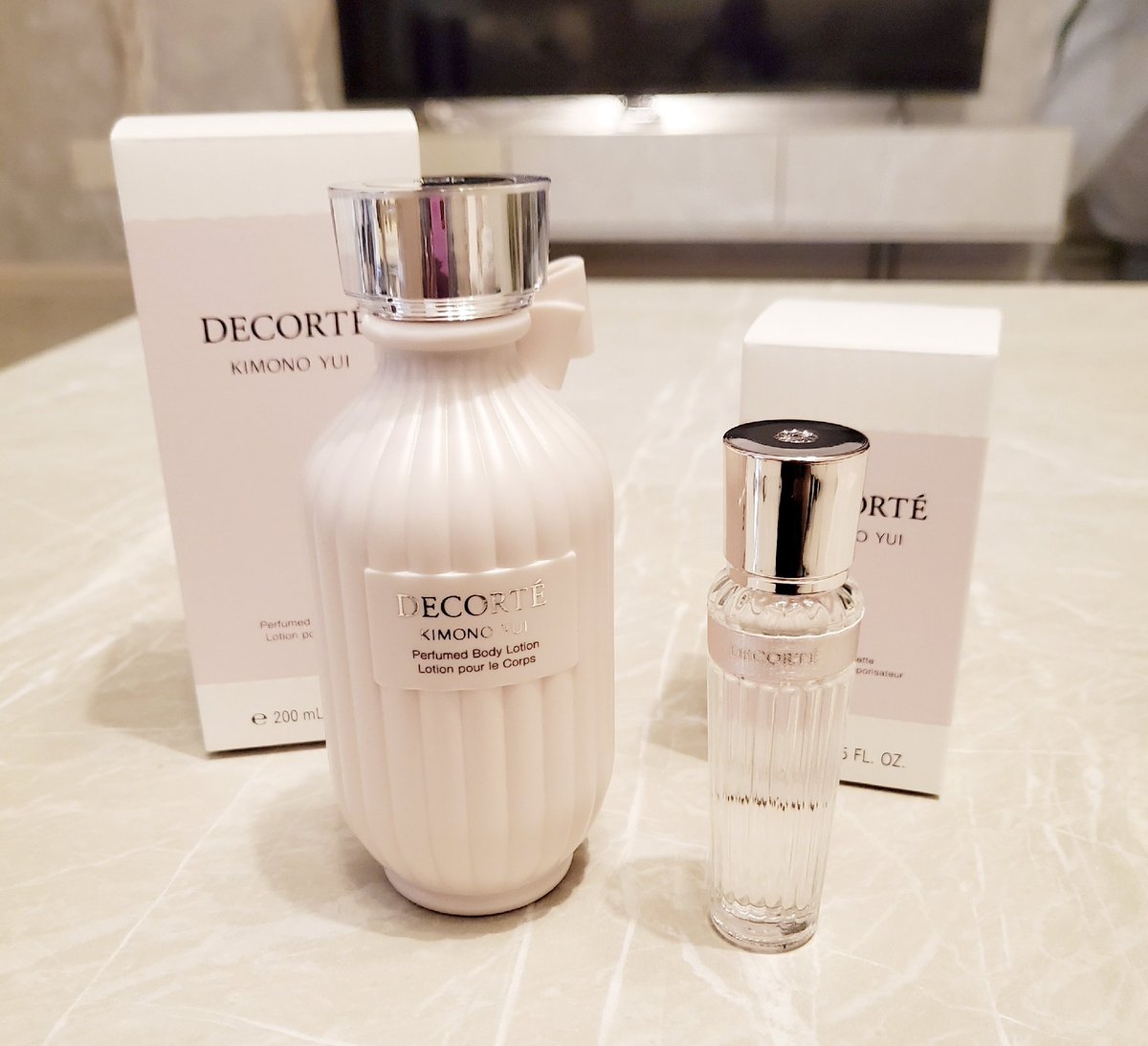 MarimoFuCosme's tweet photo. ちょいバズりのこれ(1枚目)買ったよ～💓貧乏性なので何でもない日は2枚目の激安クリーム使って、お出掛けの時だけ1枚目使いますw https://t.co/t9dtd6zjyG