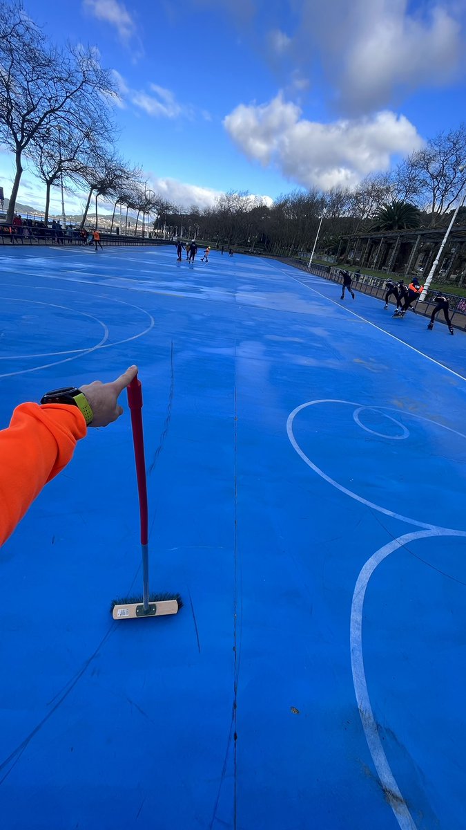 sebastian_guzma's tweet photo. Listo señor alcalde @abelcaballero desde el club de patinaje que no podemos funcionar como club en la PISTA DE PATINAJE DE #SAMIL ya hicimos el trabajo de #parquesyjardines lo único que no pudimos sacar el agua saludos https://t.co/zRczhaPHbF