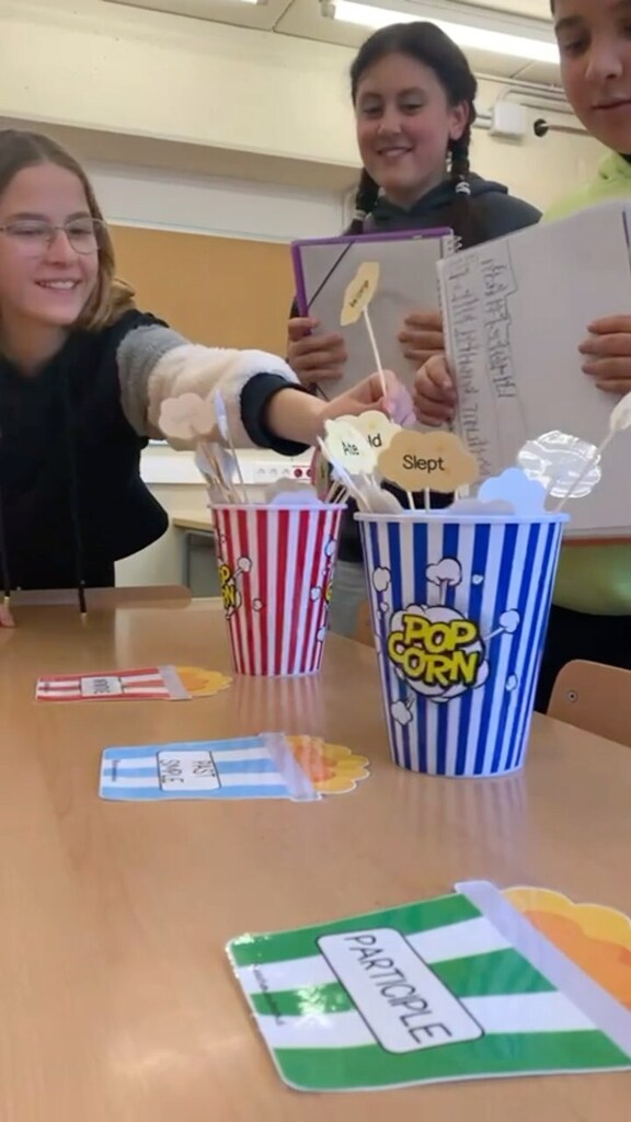 Esc_EugeniDOrs's tweet photo. L'alumnat de 6è de Primària ha treballat aquesta setmana els verbs irregulars amb l'activitat "Popcorn" 🍿📖
#someugenidors #englishproject https://t.co/nUEja7AxeR https://t.co/XMsbhiMUKs