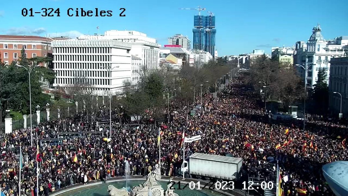 victordeelena's tweet photo. Casualmente, las cámaras de Cibeles sí funcionan hoy. El día de la manifestación de la sanidad pública estaban apagadas y no se dejó a las televisiones subir a la terraza del Ayuntamiento. https://t.co/KuRQXyVahF