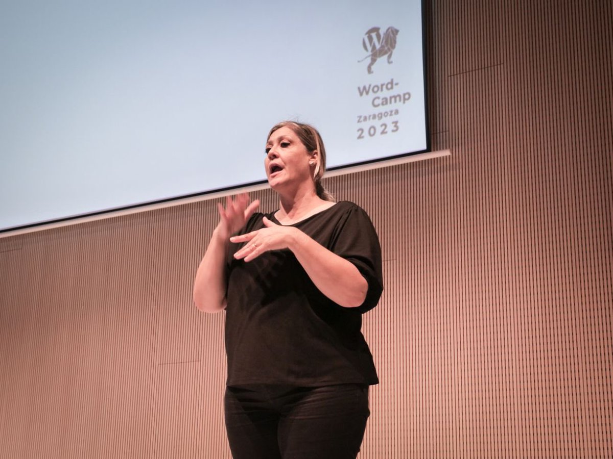 zaragozawp's tweet photo. Nuestra intérprete en la charla de @acirujano #WCZGZ23 https://t.co/NSN927siyQ