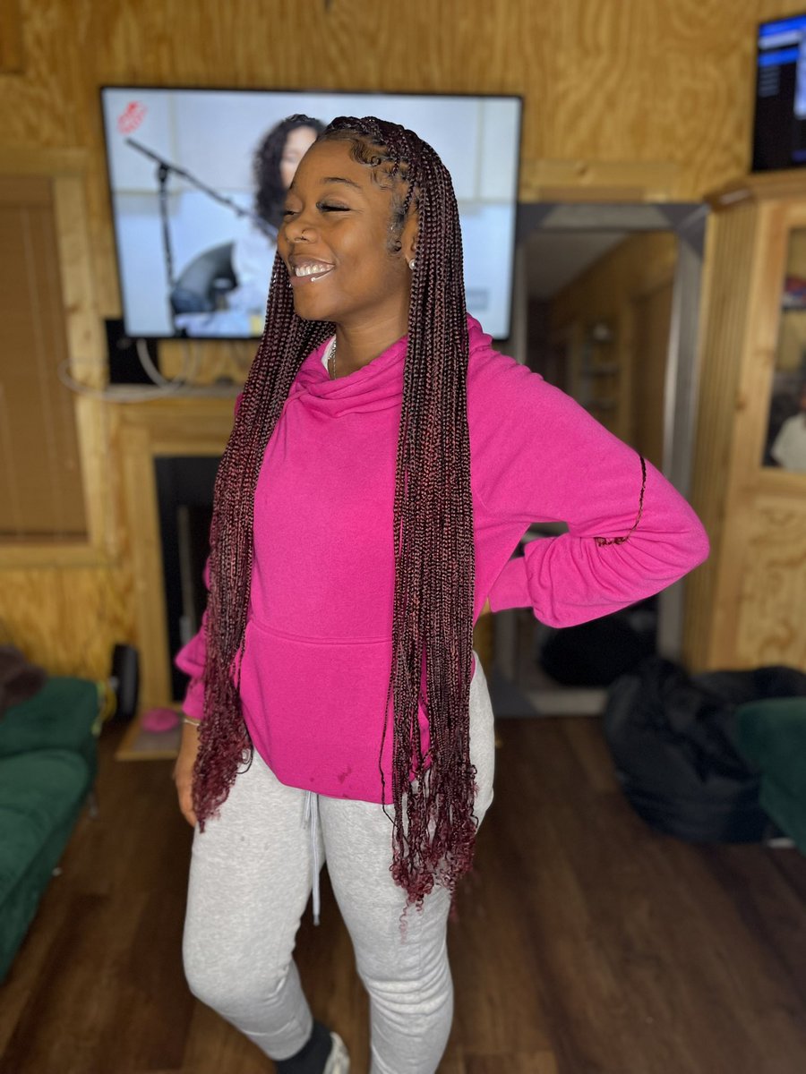 _BMcqueen's tweet image. Smedium Thigh Length Knotless 🤞🏽💕👩🏽‍🦱😮‍💨 #bookthelook 😌