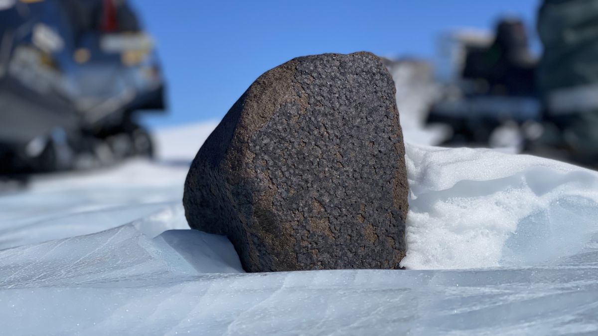 Scientists find 17-pound meteorite in icy Antarctica trib.al/21uPYXu