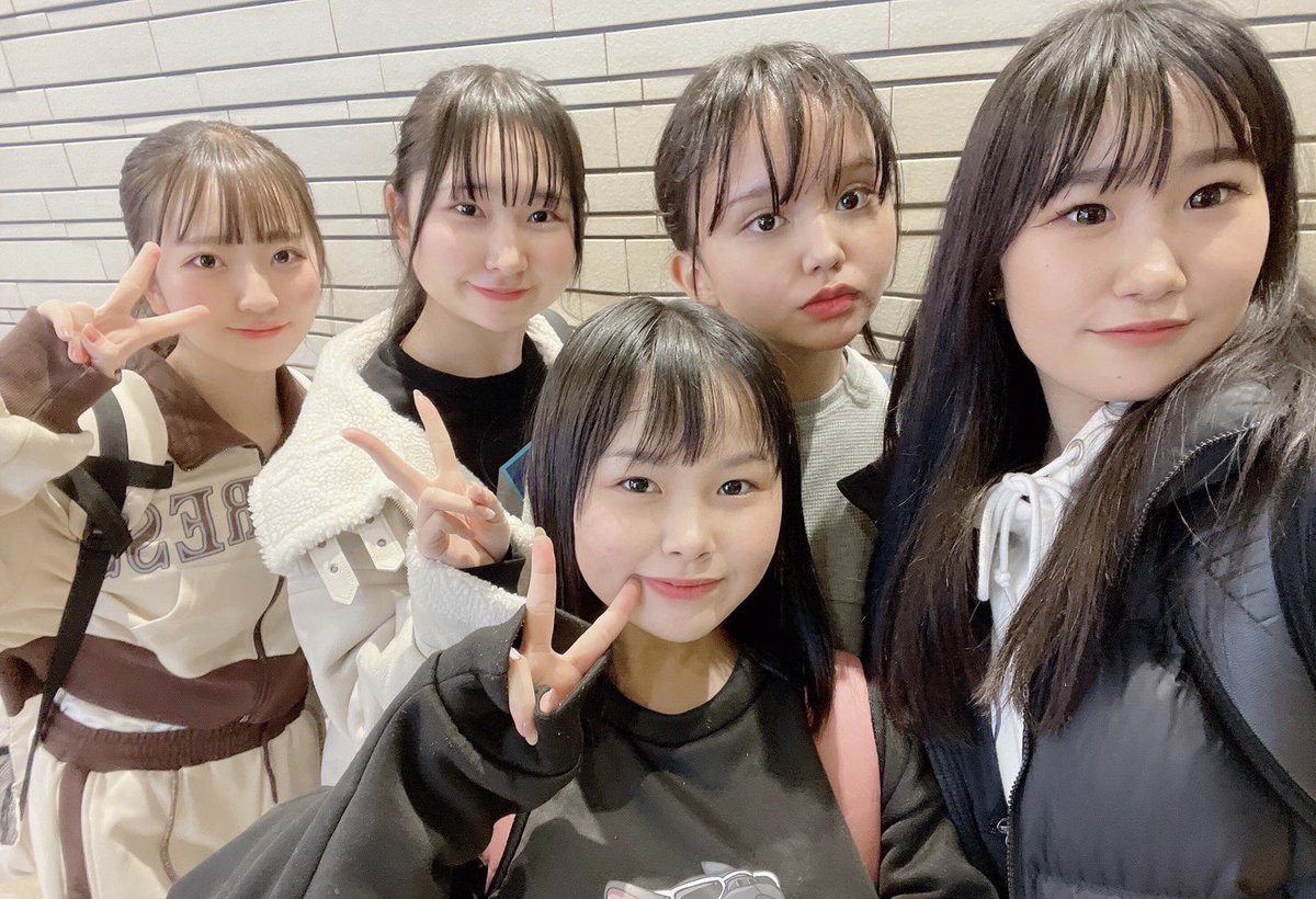 BLACKRO89898347's tweet photo. 1/22(日)     #島根ふるさとフェア 

BLACK†ROSEと小川くおんちゃんで出演させて頂きます✨
皆様のお越しをお待ちしております🥰

急ですが、メンバーカラーを発表させて頂きます🙌🏼
ゆづき→��️  のあ→💙  ゆら→💗
みいな→💚  あいか→💛     です！

新ブラクロもよろしくお願いします🥀 https://t.co/y0pX1gPigz