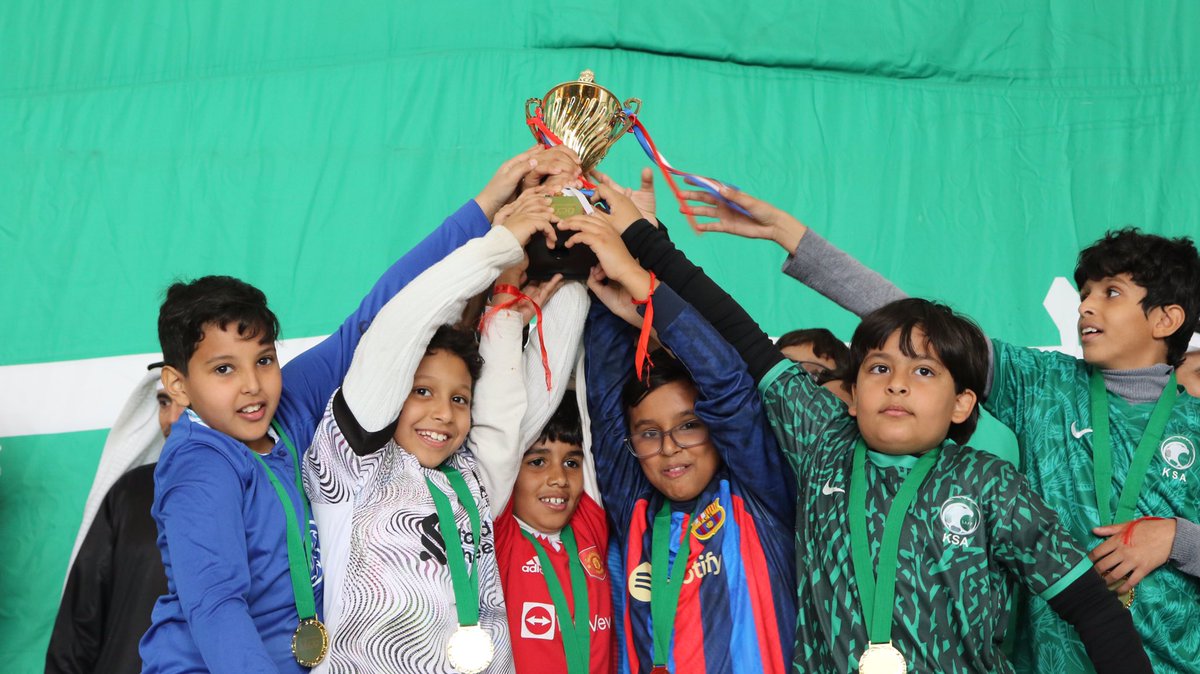 TEAMWESAAL's tweet photo. #كأس_وصال أحد فروع #خمسيه_وصال 
أنتهت الرحلة بإقامة ٦ فعاليات في مكان
واحد بين الأولياء والأبناء الأمور ، وتواجد روح 
المنافسة والتحدي بين الأولياء وأبناءهم ..
لذلك ختمنا هذه الرحلة بعنوان :
دعم الأولياء وقود إبداع الأبناء ، فدعمهم ❤️
 @QHschools0
#سفراء_الوسطية @taibahu @sbmfsa https://t.co/TgrDqZQ85k