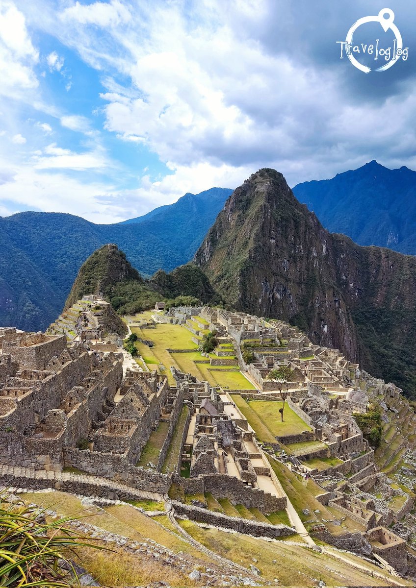 の風景🇵🇪 マチュピチュの様子② マチュピチュ入場のチケットは1時間ごとに区切られていて、実はチケット取るのが遅くて最終の3時入場でした。 そのせいか、2枚目のとおり空の8割が曇りだったのですが… 絶妙な角度に青空がずっと残ってくれて、超ラッキーでした🤣