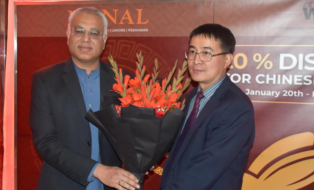 AsianWokPK's tweet photo. State Minister for Poverty Alleviation &amp; Social Security Mr Faisal Karim Kundi, Mr. Xing Lijun from Chinese Embassy, CEO Monal Group Mr. Luqman Ali Afzal and others cutting cake at @AsianWokPK  to celebrate the start of the Chinese New Year 2023.
#YearOfTheRabbit #ChineseNewYear https://t.co/ZAYNkwPVNU