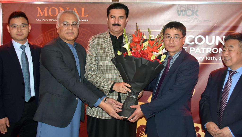 AsianWokPK's tweet photo. State Minister for Poverty Alleviation &amp; Social Security Mr Faisal Karim Kundi, Mr. Xing Lijun from Chinese Embassy, CEO Monal Group Mr. Luqman Ali Afzal and others cutting cake at @AsianWokPK  to celebrate the start of the Chinese New Year 2023.
#YearOfTheRabbit #ChineseNewYear https://t.co/ZAYNkwPVNU