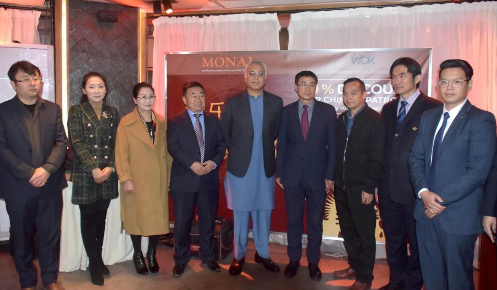 AsianWokPK's tweet photo. State Minister for Poverty Alleviation &amp; Social Security Mr Faisal Karim Kundi, Mr. Xing Lijun from Chinese Embassy, CEO Monal Group Mr. Luqman Ali Afzal and others cutting cake at @AsianWokPK  to celebrate the start of the Chinese New Year 2023.
#YearOfTheRabbit #ChineseNewYear https://t.co/ZAYNkwPVNU
