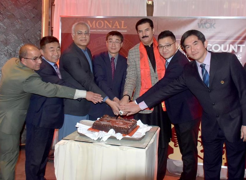 AsianWokPK's tweet photo. State Minister for Poverty Alleviation &amp; Social Security Mr Faisal Karim Kundi, Mr. Xing Lijun from Chinese Embassy, CEO Monal Group Mr. Luqman Ali Afzal and others cutting cake at @AsianWokPK  to celebrate the start of the Chinese New Year 2023.
#YearOfTheRabbit #ChineseNewYear https://t.co/ZAYNkwPVNU