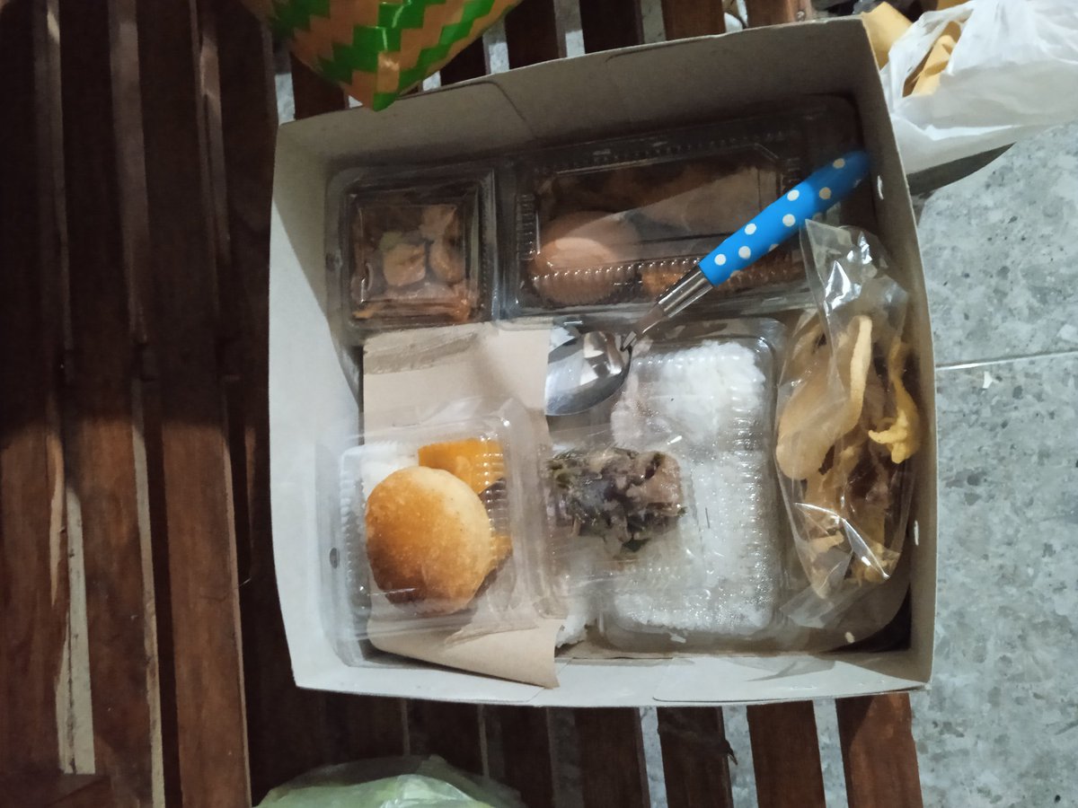 shingisei's tweet image. ご近所さんから野菜、お弁当2つ。ありがとうございます。明日食べますね。#pakem