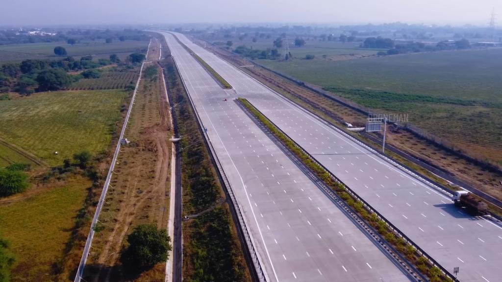 Stunning views from Vadodara - Virar Section of Delhi-Mumbai Expressway. Limiting the distance for prosperous India. 

#PragatiKaHighway #GatiShakti

PC- @cbdhage