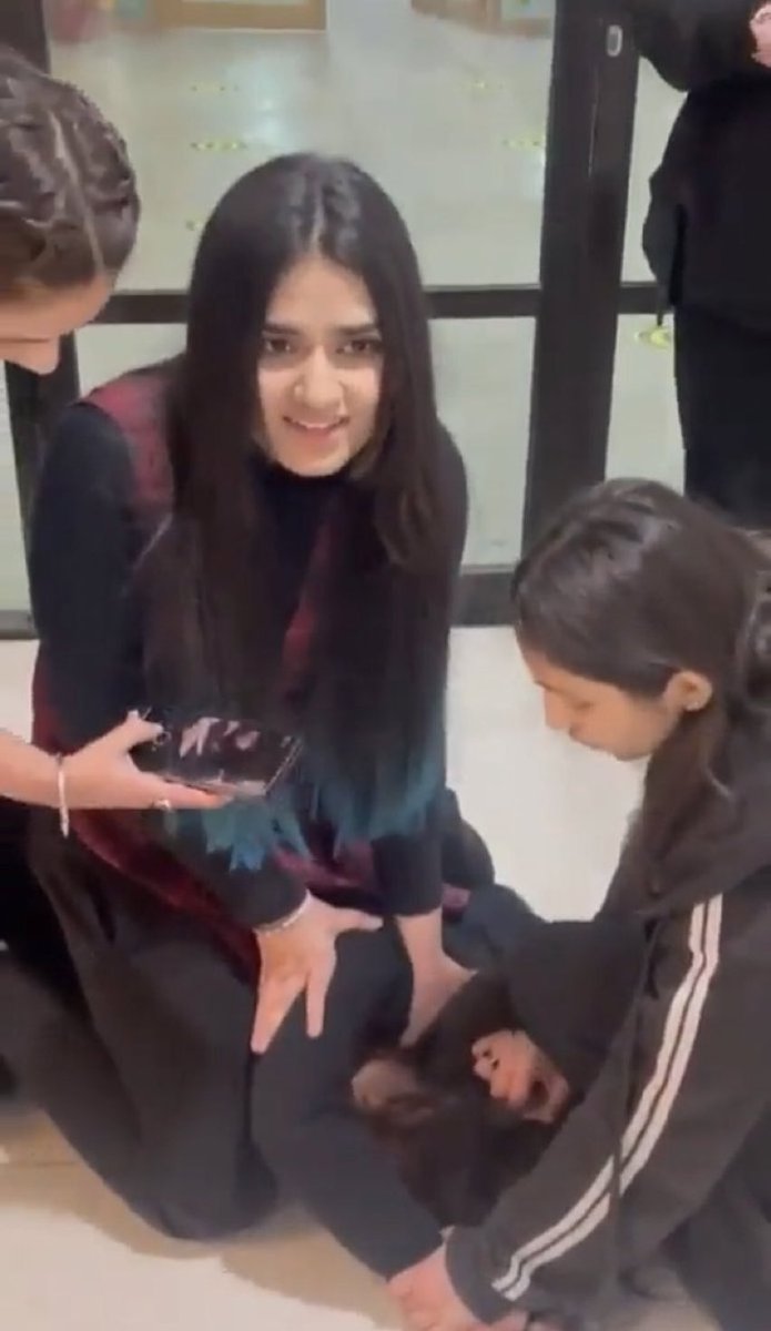 blogger_ys's tweet image. Send some lannat on her face and retweet.
#Lahore #DrugAddicts #ScarsdaleSchool