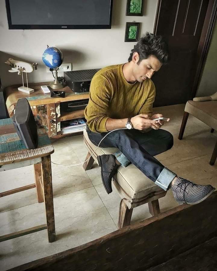 Unfinished011's tweet photo. #सुशांत_सिंह_राजपूत 💛
Shhhh 🤐 he's busy reading our tweets :):

Sushant Day 
#SushantMoon ☄️ https://t.co/nkNqHmpDfF