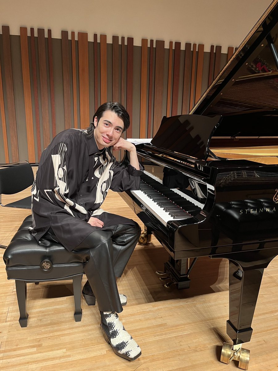 LeonoKoto's tweet photo. LEO×CLASSIC @稲城市iプラザホール
満員御礼㊗️
沢山の方にご来場頂きありがとうございました❗️
ポールスミス柄のおしゃれ壁で響きも良く気持ちよかったです☀️
新アルバム「GRID//OFF」にも収録されてる坂本龍一「Andata」も演奏しました🌱
音符シャツでピアニスト風なショット📸
#箏
#LEO
#GridOff https://t.co/qD6ff9JWvz